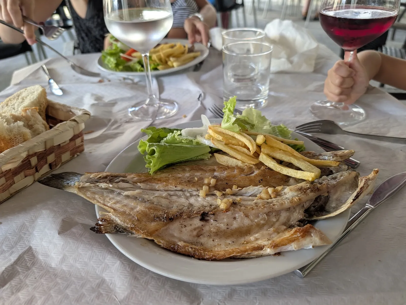 Pescado del día con ensalada