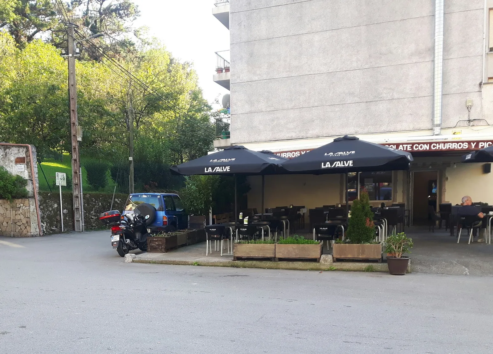 La terraza de Sotavento con sombrillas, en Rucoba